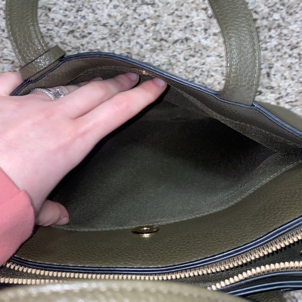 🐛Olive green spacious handbag with gold detailing! - Picture 5 of 12